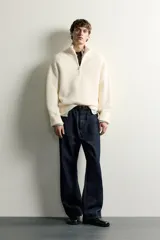 Jersey de hombre con textura efecto pelo, corte boxy fit, cuello perkins con cierre frontal de cremallera, manga larga y acabados en rib.