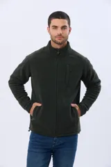 Campera de polar texturado grueso con interior de micropolar, cuello alto y cierre frontal. Cuenta con bolsillos laterales con cierre y un bolsillo vertical en el pecho.