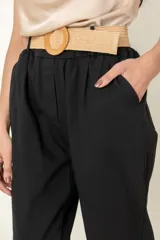 Pantalón italiano de algodón y spandex, color gris claro, de corte ancho y recto, con bolsillos laterales y cinto rústico elastizado.