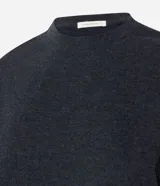 Blusa básica de manga larga con cuello redondo y puños ajustados, confeccionada en tejido de algodón y poliéster. Presenta un corte regular anatómico y diseño liso sin estampas.