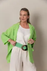 Blazer italiano de lino color verde manzana, de corte suelto, liviano y sin forro. Manga tres cuartos con presilla para sujetarla, falsos bolsillos y se prende con un botón.