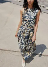 Top corto sin mangas, con cuello redondo y diseño recto, confeccionado en algodón con estampado de leopardo en tonos beige y negro/azul oscuro.