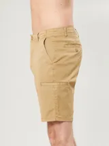 Bermuda color beige con bolsillos laterales y traseros.