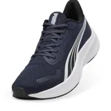 Championes de running Puma modelo Pounce Lite, color azul marino con detalles en blanco y negro. Presentan una parte superior de malla transpirable y una entresuela blanca de amortiguación.