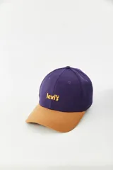 Gorra de béisbol estructurada con visera curva de la marca Levi's. Presenta una corona de color azul oscuro con el logo bordado en amarillo en el frente y una visera en contraste de color marrón claro. Confeccionada en poliéster regenerado.