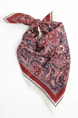 Bandana cuadrada con estampado paisley en tonos bordó, azul marino y blanco, con bordes en tono crudo y marco decorativo.