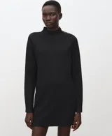 Vestido corto de punto negro con cuello alto y detalle de botones metálicos en el hombro.