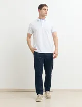 Pantalón negro de corte chino.