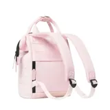 Mochila Cabaia modelo Adventurer Hanoi S, color rosado, con diseño de apertura amplia, bolsillo frontal con cierre y detalles en cuero sintético. Cuenta con asas superiores y correas ajustables.