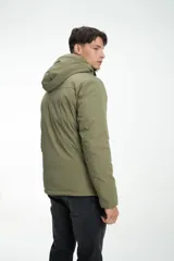 Campera azul marino con capucha, cierre frontal con cremallera y bolsillos con cierre y solapa.