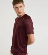 Remera deportiva de corte regular, confeccionada en tejido técnico con tecnología Dry para mayor transpirabilidad. Presenta cuello redondo, mangas cortas y detalles reflectantes y texturizados en los hombros.