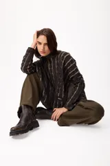 Bota tipo chelsea de cuero color marrón chocolate con efecto desgastado en la puntera y el talón. Presenta paneles laterales elásticos, costuras a la vista en tono contrastante y suela track de goma negra.