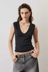 Musculosa negra de algodón con escote en V pronunciado.