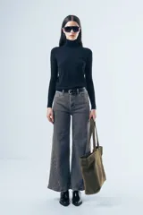 Polera de algodón de calce ajustado al cuerpo, con cuello alto y mangas largas.