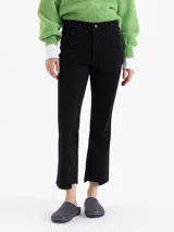 Pantalón de jean negro de corte recto y tiro alto, con diseño cropped y costuras verticales decorativas en el frente.