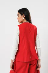 Chaleco rojo sin mangas con escote en V y lazos para anudar.