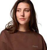 Buzo de cuello redondo Columbia, color marrón tabaco, con corte oversize, mangas largas y puños y dobladillo acanalados. Presenta el logo de la marca bordado en el pecho.