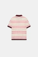 Polo de punto de manga corta con diseño a rayas horizontales en tonos celestes, blancos y finas líneas marrones. Cuenta con cuello clásico y cierre frontal parcial con botones.