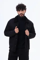 Campera negra con cuello de corderito sintético, cierre frontal con botones y bolsillos laterales. Diseño de corte recto y estructura resistente.