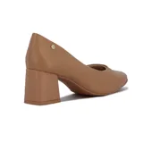 Zapato de tacón color nude, con punta cuadrada y detalle de logo dorado en el lateral.