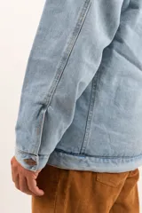 Campera de jean celeste de 14 onzas, 100% algodón, forrada con corderito y cuello de pana marrón.