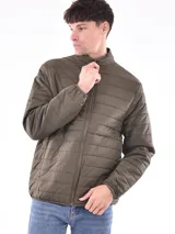 Campera acolchada color verde militar, con cuello mao y cierre frontal con cremallera.