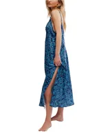 Vestido largo tipo slipdress, estampado en tonos azules y oscuros, con escote pronunciado en V adornado con encaje y abertura lateral en la falda.