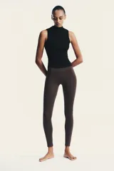 Top negro de manga sisa con cuello subido (mock neck).