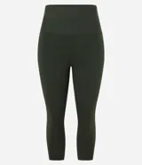Pantalón deportivo tipo corsario de tiro alto, confeccionado en microfibra técnica con acabado liso. Presenta un corte ajustado que llega por debajo de la rodilla, diseñado para ofrecer libertad de movimiento y transpirabilidad durante la actividad física.