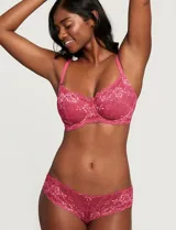 Panty corte brasileño de microtul y encaje color fucsia.