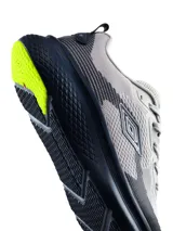 Championes de running Umbro modelo Bron, color azul marino con detalles en celeste, suela blanca gruesa y suela exterior de goma color tostado.