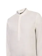 Camisa de lino de manga larga color blanco, con cuello mao y cierre frontal parcial con botones.
