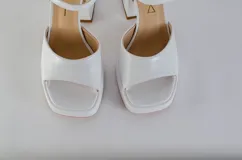 Sandalias rojas de cuero con plataforma y taco cuadrado.