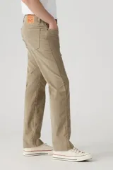 Pantalón de corduroy de corte regular fit y tiro medio, en color beige.