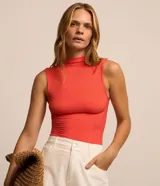 Musculosa de viscosa color celeste, con cuello alto y textura acanalada de corte al cuerpo.
