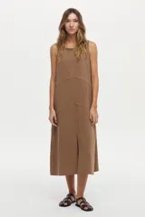 Vestido midi de corte recto y color marrón camel, con cuello redondo, sin mangas y costuras pespuntadas visibles con diseño geométrico en el frente.