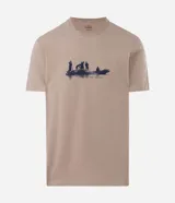 Remera de algodón color beige con cuello redondo y manga corta. Presenta una estampa frontal en azul oscuro que representa a un grupo de personas en un bote pescando.