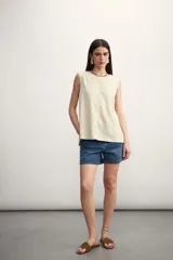 Blusa sin mangas color rosado con cuello redondo y corte holgado.