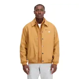 Campera de trabajo New Balance modelo Athletics, color tostado, con cierre frontal de botones a presión, cuello clásico, bolsillos delanteros y logo bordado en el pecho. Presenta puños y ruedo elásticos.