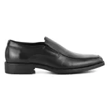 Zapato de vestir negro, tipo slip-on, de cuero, con puntera cuadrada y detalle de costuras.