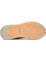 Championes de trail running Under Armour Charged Bandit TR 3 para mujer, color blanco hueso con detalles en naranja y suela intermedia en verde menta. Presentan el logo de Under Armour en el talón y tecnología Charged en la amortiguación.