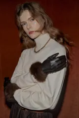 Guantes cortos de cuero sintético color marrón oscuro, con costuras decorativas en el dorso y detalle de puño con aplicación de pelo sintético a tono.