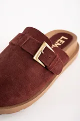 Zueco de cuero color borgoña con hebilla ajustable y suela marrón con plataforma.