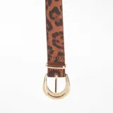 Cinturón fino marrón con estampado de leopardo y hebilla dorada.