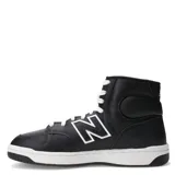 Championes de caña media New Balance modelo 480, color negro con detalles en blanco. Presentan el logo 'N' característico en los laterales, cierre mediante cordones blancos y suela de goma blanca con base negra.