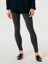 Calza larga gris de cintura alta, modelo skinny.