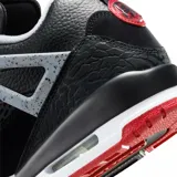 Championes Jordan Spizike Low, diseño urbano en color negro con detalles en gris, rojo y blanco, combinando elementos de varios modelos icónicos de Air Jordan con capellada de cuero y sintético.