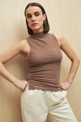Top marrón sin mangas de cuello alto y tela texturizada.