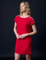 Vestido corto rojo de seda fría, con cuello redondo y mangas cortas con apliques de brillos en los hombros.