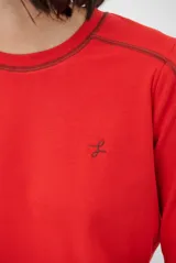 Remera de manga larga en color gris melange, con cuello redondo y costuras reforzadas en los hombros y mangas.